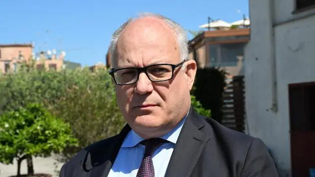 Il sindaco di Roma, Roberto Gualtieri, parla con i giornalisti a margine della conferenza nazionale del Pd, La casa è un diritto, Roma 7 aprile 2025. ANSA/MAURIZIO BRAMBATTI