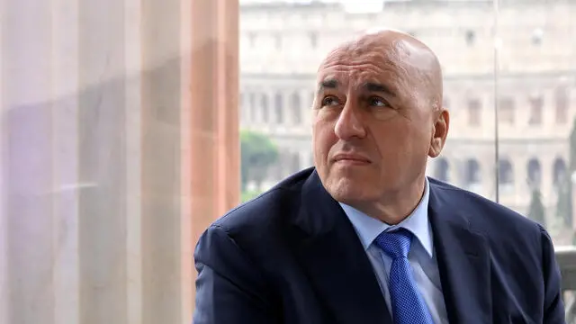 Il ministro della Difesa, Guido Crosetto, durante la conferenza stampa interministeriale di presentazione di Villaggio Italia e del Tour mondiale dell'Amerigo Vespucci presso il propileo del Vittoriano a Roma, 24 giugno 2024. ANSA/ETTORE FERRARI