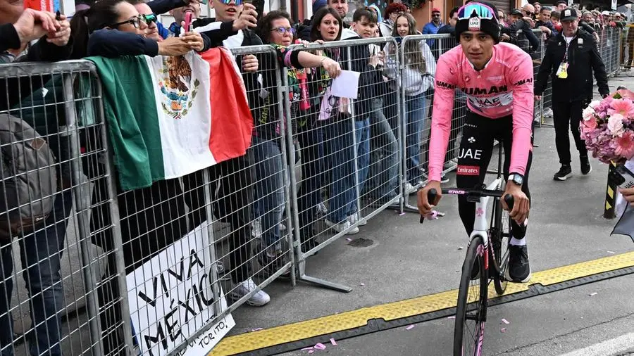 Isaac Del Toro in maglia rosa - Foto Ansa/Luca Zennaro © www.giornaledibrescia.it