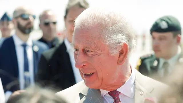 epa12137376 Britain’s King Charles III is greeted as he arrives for a state visit at Ottawa MacDonald-Cartier International Airport in Ottawa, Canada, 26 May 2025. King Charles has been invited by Canadian Prime Mister Mark Carney to open the 45th Canadian parliament on 27 May 2025. EPA/ERIC REID