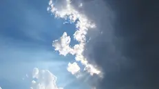 Una nube lascia filtrare qualche raggio di sole