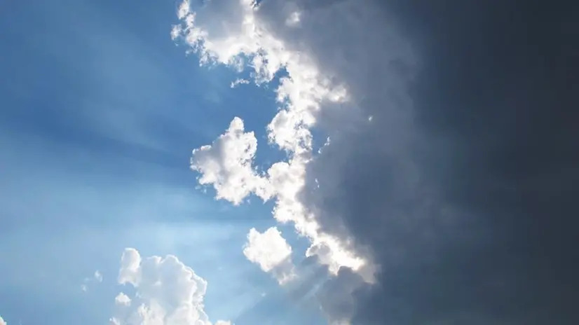 Una nube lascia filtrare qualche raggio di sole