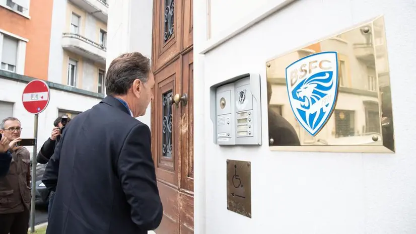 Massimo Cellino fuori dalla sede del Brescia © www.giornaledibrescia.it