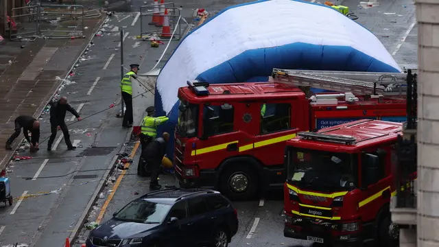 epa12137714 The scene where a car collided with Liverpool supporters during the trophy parade in Liverpool city centre, Britain, 26 May 2025. A man has been detained after the collision with a number of pedestrians during Liverpool FC's victory parade, Merseyside Police said. EPA/ADAM VAUGHAN