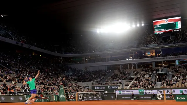 epa12137570 Jannik Sinner of Italy serves during his Men's 1st round match against Arthur Rinderknech of France at the French Open Grand Slam tennis tournament at Roland Garros in Paris, France, 26 May 2025. EPA/TERESA SUAREZ