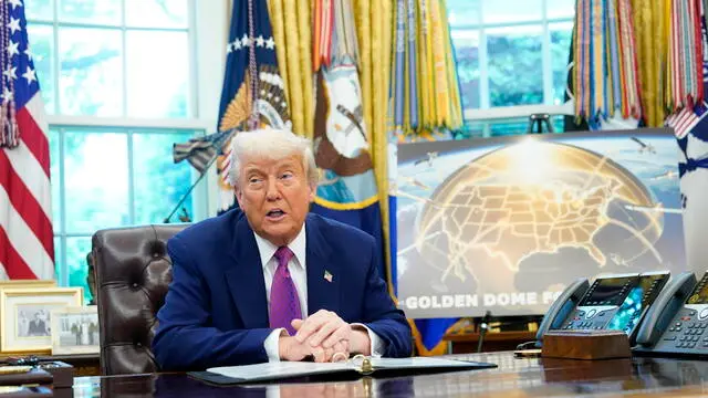 epa12120764 US President Donald J Trump announces he has selected the path forward for his ambitious Golden Dome missile defense shield, in the Oval Office of the White House in Washington, DC, USA, 20 May 2025. EPA/CHRIS KLEPONIS / POOL