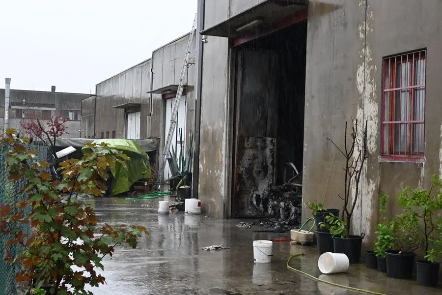 Furgone in fiamme, intossicato un uomo