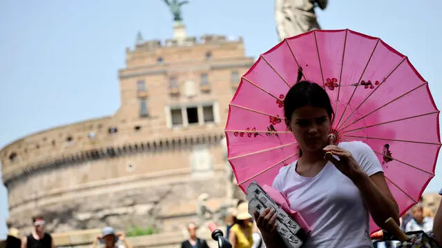 Turisti al centro centro di Roma nelle ore più calde della giornata. 16 luglio 2023 ANSA/MASSIMO PERCOSSI