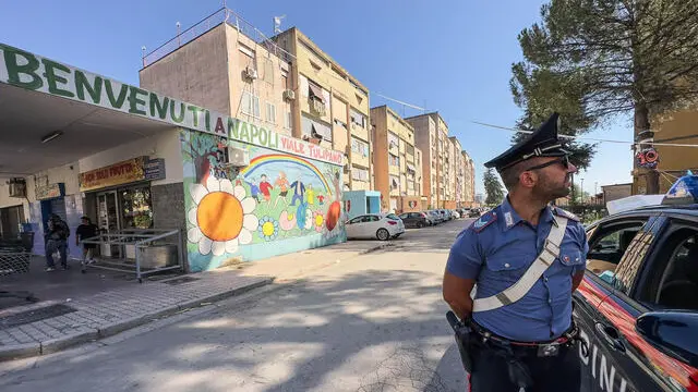 Carabinieri sul luogo del Parco Verde di cavino dove sono stati esplosi colpi di arma da fuoco. Napoli 11 Settembre 2023. ANSA/CESARE ABBATE/