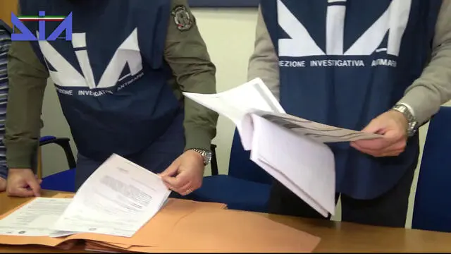 Beni per circa 10 milioni di euro sono stati confiscati dalla Dia di Napoli all'imprenditrice avellinese Lidia Forte la cui famiglia, secondo gli inquirenti, ha legami radicati e di lunga durata con i vari clan operanti nell'avellinese. La destinataria provvedimento ritenuta oggi vicina all'organizzazione malavitosa chiamata "Nuovo Clan Partenio". Il decreto del Tribunale di Napoli riguarda una società attiva nel settore immobiliare, 115 beni immobili, 4 auto (una Mercedes Gle, una Range Rover Evoque e due utilitarie) e 60 rapporti finanziari. L' ascesa economico-imprenditoriale e delinquenziale dell'imprenditrice e della sua famiglia, secondo la Direzione Investigativa Antimafia, sarebbe strettamente legata a personaggi di alto profilo criminale. "L'imprenditrice, - spiega una nota - affermatasi all'interno del contesto criminale e mafioso avellinese, ha condizionato, già a partire dalla metà degli anni '90, il redditizio settore delle aste immobiliari sia a proprio vantaggio che per gli interessi del clan e le indagini patrimoniali, inoltre, hanno fatto emergere disponibilità patrimoniali e finanziarie significativamente sproporzionate rispetto ai profili reddituali". ANSA/DIA ANSA PROVIDES ACCESS TO THIS HANDOUT PHOTO TO BE USED SOLELY TO ILLUSTRATE NEWS REPORTING OR COMMENTARY ON THE FACTS OR EVENTS DEPICTED IN THIS IMAGE; NO ARCHIVING; NO LICENSING +++ NPK