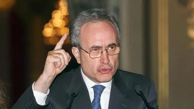 PRI17 - 20000315 - PARIS, FRANCE : Jean Tiberi, the beleaguered right-wing mayor of Paris, answers questions 15 March 2000 during a press conference. Tiberi was today ditched by his own party in a bitter internecine row over who is to stand in forthcoming city elections. The Rally of the Republic party of President Jacques Chirac suspended Tiberi of his leadership of the party's Paris federation because of allegations of tampering with party lists. EPA PHOTO AFP/ERIC FEFERBERG/ab-jm-ao