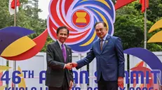 epa12135910 Malaysia's Prime Minister Anwar Ibrahim (R) greets Brunei's Sultan Hassanal Bolkiah (L) before the plenary session at the 46th Association of Southeast Asian Nations (ASEAN) Summit in Kuala Lumpur, Malaysia, 26 May 2025. EPA/MOHD RASFAN / POOL