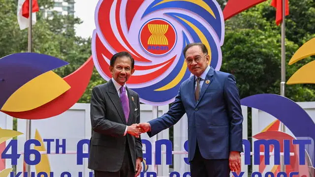 epa12135910 Malaysia's Prime Minister Anwar Ibrahim (R) greets Brunei's Sultan Hassanal Bolkiah (L) before the plenary session at the 46th Association of Southeast Asian Nations (ASEAN) Summit in Kuala Lumpur, Malaysia, 26 May 2025. EPA/MOHD RASFAN / POOL