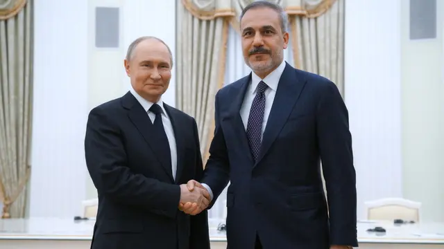 epa12137326 Russian President Vladimir Putin (L) and Turkish Foreign Minister Hakan Fidan (R) shake hands as they pose for photos before a meeting at the Kremlin in Moscow, Russia, 26 May 2025. EPA/ALEXEY MAISHEV/SPUTNIK/KREMLIN / POOL