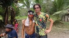 Paolo Pecere con un abitante della foresta amazzonica