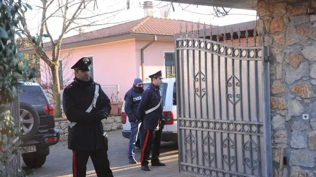 Le forze dell'ordine nella villetta dove era rimasto prigioniero l'imprenditore Andrea Calevo, in via del Corso 21 a Sarzana 31 dicembre 2012 ANSA/RICCARDO DALLE LUCHE The carabinieri in the house in Sarzana (La Spezia) that was the prison of Andrea Calevo, the businessman kidnapped by three men the 17 december 2012 in Lerici (La Spezia, north-west of Itay), 31 december 2012 Calevo has been freed today by the police and the carabinieri.