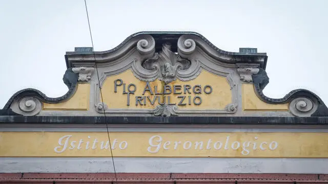 Presdio degli inquilini davanti sede Pio Albergo Trivulzio contro conferimento stabili, Milano 30 Gennaio 2025 ANSA/MATTEO CORNER