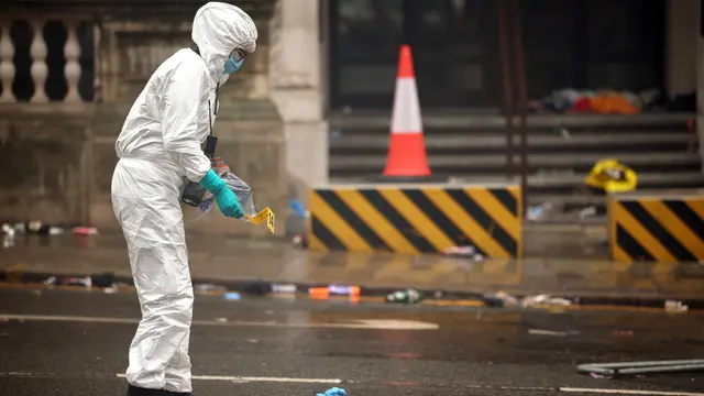 epa12138538 A forensics officer works at the scene where a car collided with people during the Liverpool FC trophy parade in Liverpool city centre, Britain, 27 May 2025. A 53-year-old British man has been detained following the collision with a number of pedestrians during Liverpool FC's victory parade on 26 May, Merseyside Police said. EPA/ADAM VAUGHAN