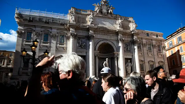 Turisti a Fontana di Trevi,, Roma, 31 marzo 2025. ANSA/ANGELO CARCONI