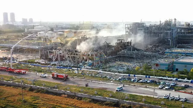 epa12138871 Rescuers work at the explosion site of a chemical company in the city of Gaomi, east China's Shandong Province, 27 May 2025. An explosion occurred at the workshop of a chemical company in Gaomi at noon on 27 May 2025, with emergency response efforts currently underway, according to the municipal emergency management bureau. EPA/XINHUA / LI ZIHENG CHINA OUT / UK AND IRELAND OUT / MANDATORY CREDIT EDITORIAL USE ONLY
