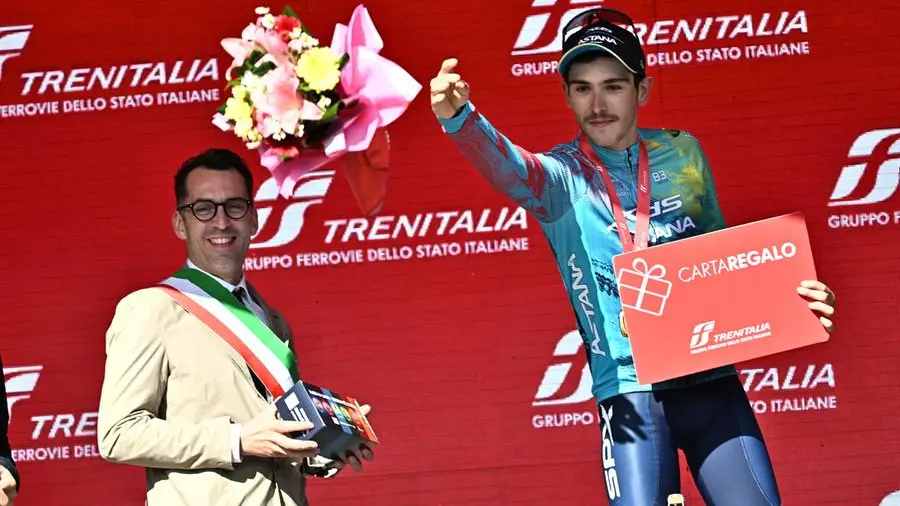 Christian Scaroni sul podio dopo la vittoria - Foto Ansa/Luca Zennaro © www.giornaledibrescia.it