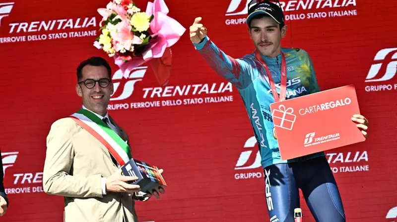 Christian Scaroni sul podio della tappa del Giro - Foto Ansa © www.giornaledibrescia.it