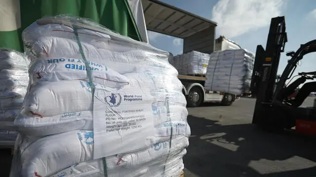 epa12124581 Pallets of food items are loaded onto a truck as they wait to enter the Gaza Strip at the Kerem Shalom crossing, in southern Israel, 22 May 2025. According to the UN half a million people, or one in five people in the Strip are facing starvation while the entire population of the Gaza Strip continues to face a critical risk of famine following 19 months of conflict, mass displacement and severe restrictions on humanitarian aid. EPA/ATEF SAFADI