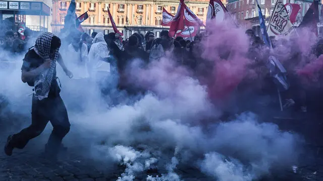 Momenti di tensione tra manifestanti pro - Palestina e polizia all’esterno della prefettura di Napoli. Napoli 36 Maggio 2026 ANSA / CESARE ABBATE