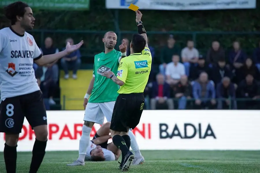 SPORT CALCIO 45¡ TORNEO NOTTURNO POLPENAZZE PRIMA NOVA SIDER FORGITAL - SCALVENZI/COSTRUZIONI SPECIALI BRESCIANE NELLA FOTO AMMONIZIONE LLESHAJ 27-05-2025 perteghella@newreporter