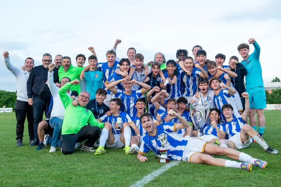 SPORT CALCIO COPPA BRESCIA NEXT GEN UNDER 19 PRO PALAZZOLO - OSPITALETTO nella foto FESTEGGIAMENTI PRO PALAZZOLO 27/05/2025 Biasi@newreporter