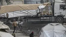 epa12133343 A humanitarian aid truck drives along Al Rashid road into Gaza City, 25 May 2025. The Government Media Office in Gaza reported on 24 May that at least 58 people died due to malnutrition, and 242 others due to a lack of food and medicine since 02 March 2025, when Israel closed border crossings, preventing the entry of essential supplies. EPA/MOHAMMED SABER