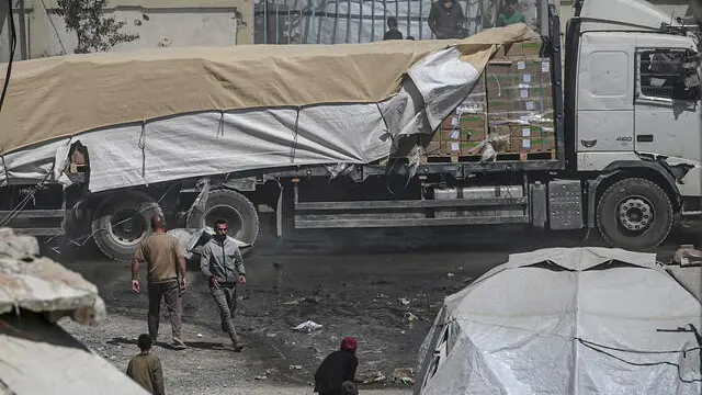 epa12133343 A humanitarian aid truck drives along Al Rashid road into Gaza City, 25 May 2025. The Government Media Office in Gaza reported on 24 May that at least 58 people died due to malnutrition, and 242 others due to a lack of food and medicine since 02 March 2025, when Israel closed border crossings, preventing the entry of essential supplies. EPA/MOHAMMED SABER