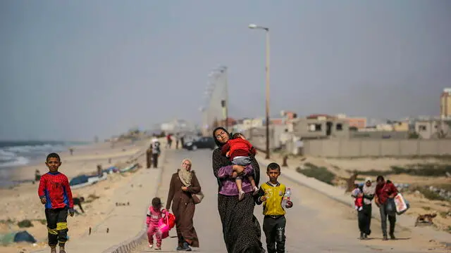 epa11234195 Palestinians, including women and children, crossing from northern to southern Gaza walk along Al Rashid road, Gaza Strip, 21 March 2024. Since 07 October 2023, up to 1.9 million people, or more than 85 percent of the population, have been displaced throughout the Gaza Strip, some more than once, according to the United Nations Relief and Works Agency for Palestine Refugees in the Near East (UNRWA), which added that most civilians in Gaza are in 'desperate need of humanitarian assistance and protection'. Thousands of Israelis and Palestinians have been killed since the militant group Hamas launched an unprecedented attack on Israel from the Gaza Strip on 07 October 2023, and the Israeli strikes on the Palestinian enclave which followed it. EPA/MOHAMMED SABER