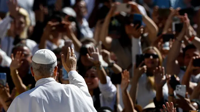 epa12140053 Pope Leo XIV attends his weekly general audience in St. Peters Square, Vatican City, 28 May 2025. EPA/ANGELO CARCONI