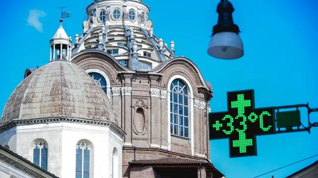 Alte temperature per il caldo estivo rilevate dai termometri di una farmacia del centro. Torino 29 luglio 2024 ANSA/TINO ROMANO