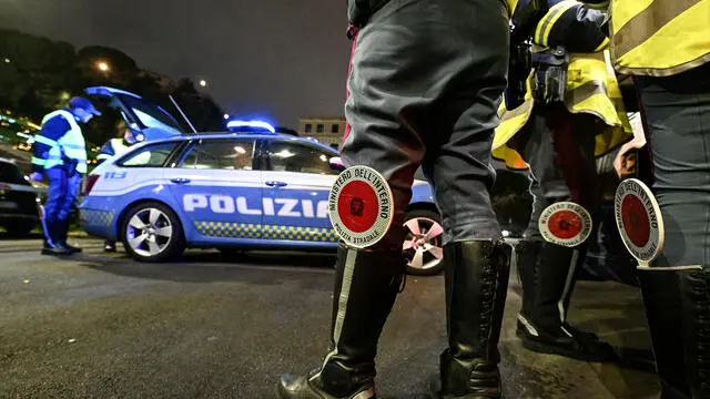 Controlli degli agenti della Polizia Stradale di Genova, dopo le novita' del Codice della Strada 2024. Genova, 19 dicembre 2024. ANSA/LUCA ZENNARO