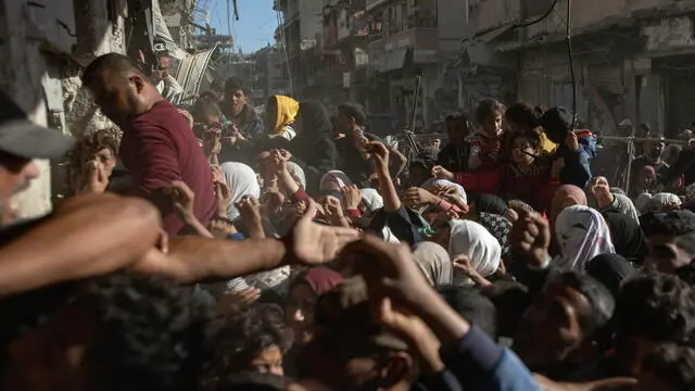 epa11679185 Thousands of displaced people crowd in front of bakeries to obtain bread in light of the shortage of flour and the rise in its prices if it is available as a result of the continued closure of the crossings by the occupation army, in Khan Yunis, southern Gaza Strip, 24 October 2024. More than 42,600 Palestinians and over 1,400 Israelis have been killed, according to the Palestinian Health Ministry and the Israel Defense Forces (IDF), since Hamas militants launched an attack against Israel from the Gaza Strip on 07 October 2023, and the Israeli operations in Gaza and the West Bank which followed it. EPA/HAITHAM IMAD