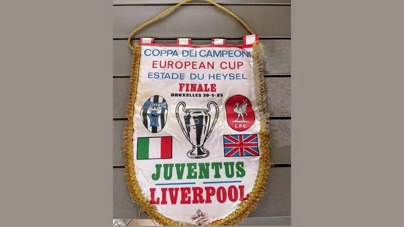 Il gagliardetto che ricorda la finale tra Juventus e Liverpool © www.giornaledibrescia.it