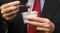 20081001-ANZOLA EMILIA (BOLOGNA)-POL-METALMECCANICI:VELTRONI,PD SOLIDALE CON BATTAGLIA LAVORATORI;Il sindaco di Roma e leader del Pd Walter Veltroni mentre assaggia un gelato prodotto con le macchine Carpigiani."Il Pd e' solidale con la battaglia dei metalmeccanici per ottenere il rinnovo di quel contratto che aspettano da tempo". Lo ha detto il leader del Pd Walter Veltroni al termine di una breve visita alla Carpigiani, fabbrica metalmeccanica che produce macchine per i gelati, ad Anzola Emilia, oggi quasi deserta per lo sciopero delle tute blu.Veltroni al termine della visita, accompagnato dall'amministratore delegato Gino Cocchi, ha auspicato anche il sostegno del Governo alla battaglia per accrescere i salari e il potere d'acquisto dei lavoratori. Prima di lasciare l'azienda, e proseguire il suo giro a sostegno del Pd tra le province di Modena e Bologna, Veltroni non si è sottratto alla degustazione di un ricco gelato di panna e cioccolato. NUCCI/BENVENUTI/ANSA