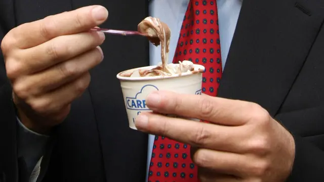 20081001-ANZOLA EMILIA (BOLOGNA)-POL-METALMECCANICI:VELTRONI,PD SOLIDALE CON BATTAGLIA LAVORATORI;Il sindaco di Roma e leader del Pd Walter Veltroni mentre assaggia un gelato prodotto con le macchine Carpigiani."Il Pd e' solidale con la battaglia dei metalmeccanici per ottenere il rinnovo di quel contratto che aspettano da tempo". Lo ha detto il leader del Pd Walter Veltroni al termine di una breve visita alla Carpigiani, fabbrica metalmeccanica che produce macchine per i gelati, ad Anzola Emilia, oggi quasi deserta per lo sciopero delle tute blu.Veltroni al termine della visita, accompagnato dall'amministratore delegato Gino Cocchi, ha auspicato anche il sostegno del Governo alla battaglia per accrescere i salari e il potere d'acquisto dei lavoratori. Prima di lasciare l'azienda, e proseguire il suo giro a sostegno del Pd tra le province di Modena e Bologna, Veltroni non si è sottratto alla degustazione di un ricco gelato di panna e cioccolato. NUCCI/BENVENUTI/ANSA