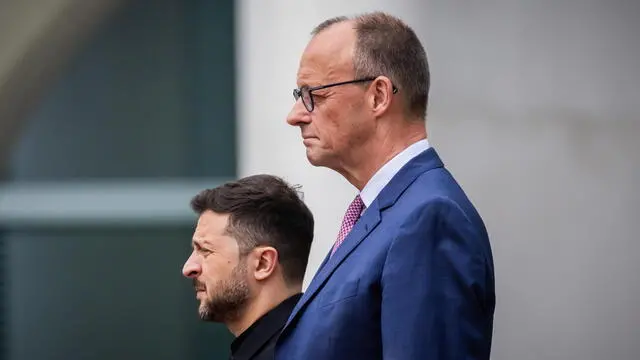 epa12140403 German Chancellor Friedrich Merz (R) welcomes Ukrainian President Volodymyr Zelensky (C) with military honors at the Chancellery in Berlin, Germany, 28 May 2025. EPA/CHRISTOPH SOEDER