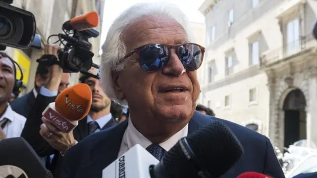 L'ex senatore Denis Verdini intercettato dai cronisti nei pressi del Senato, a due passi dalla riunione del leader leghista Matteo Salvini con il gruppo al Senato, Roma, 20 agosto 2019. ANSA/ANGELO CARCONI