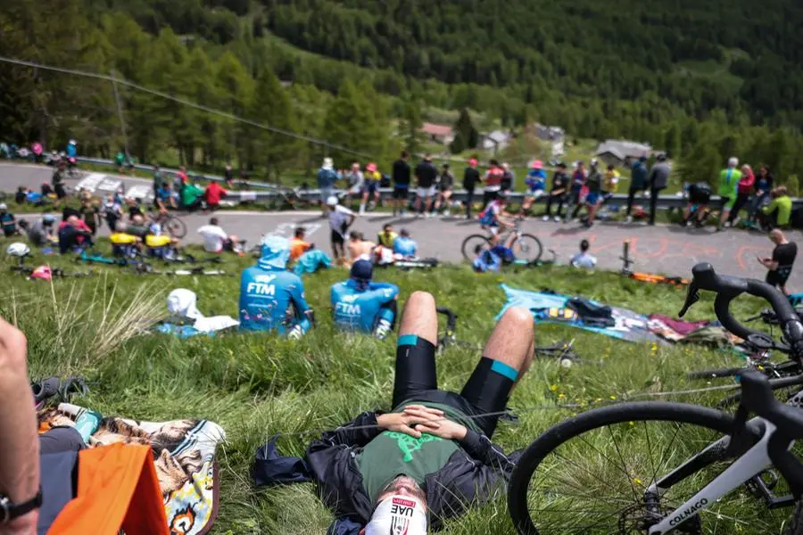 L'attesa per il passaggio del Giro d'Italia 2025 sul Mortirolo