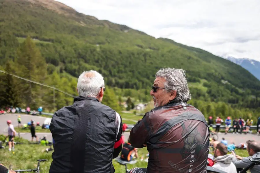 L'attesa per il passaggio del Giro d'Italia 2025 sul Mortirolo