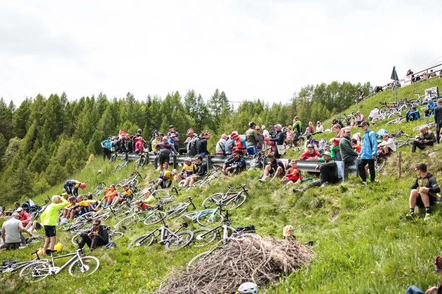 L'attesa per il passaggio del Giro d'Italia 2025 sul Mortirolo