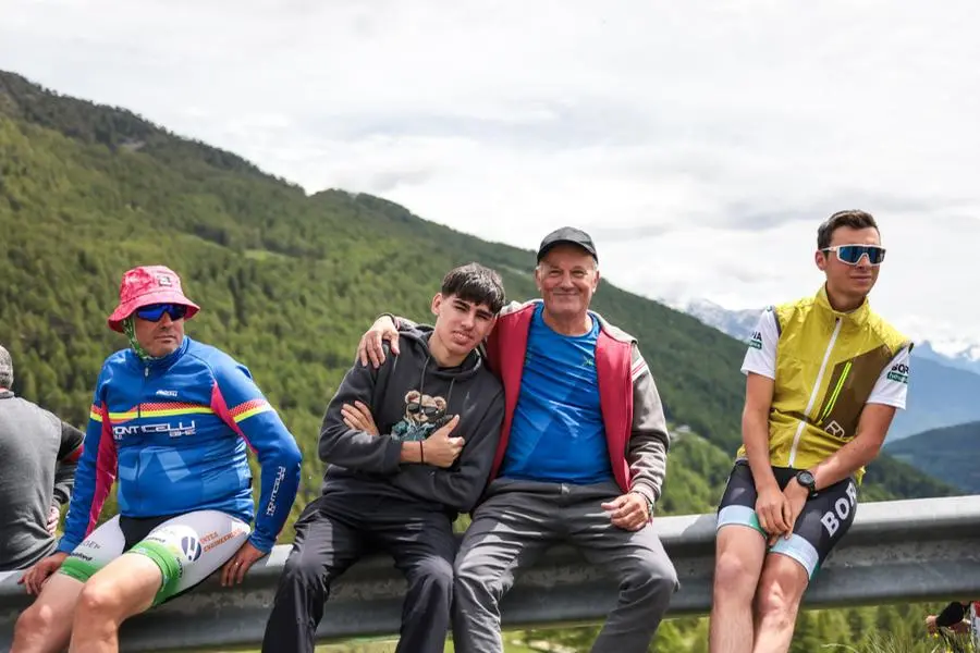 L'attesa per il passaggio del Giro d'Italia 2025 sul Mortirolo