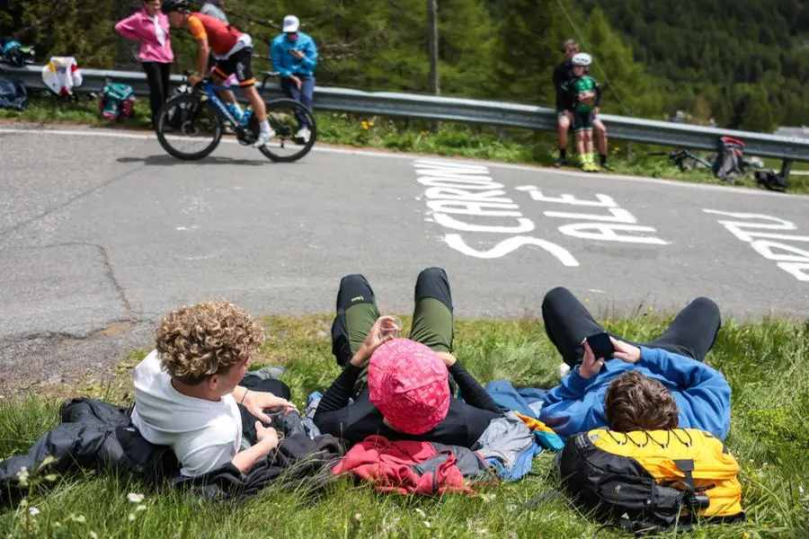 L'attesa per il passaggio del Giro d'Italia 2025 sul Mortirolo