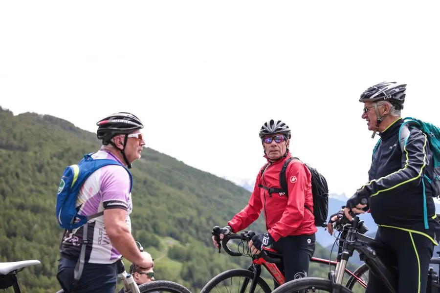 L'attesa per il passaggio del Giro d'Italia 2025 sul Mortirolo