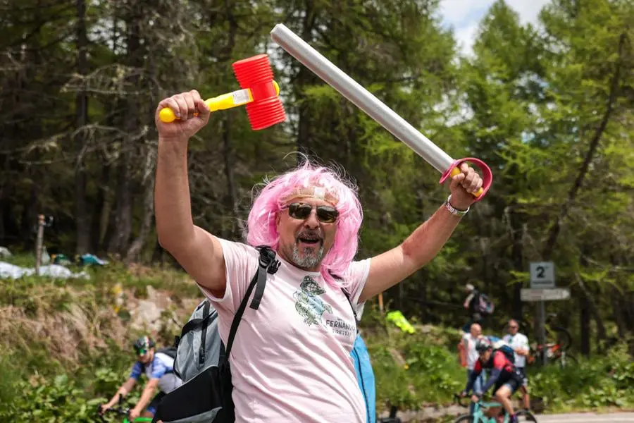 L'attesa per il passaggio del Giro d'Italia 2025 sul Mortirolo
