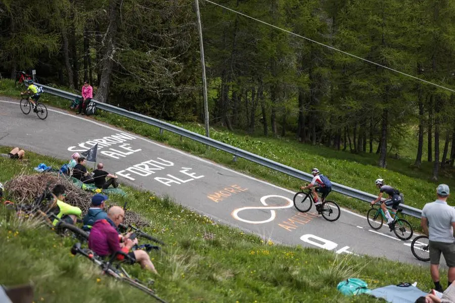 L'attesa per il passaggio del Giro d'Italia 2025 sul Mortirolo
